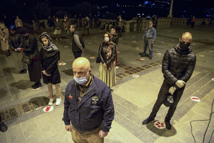 Gruzínski veriaci dodržujú odstupy počas slávenia Veľkej noci. Foto – TASR/AP (Zurab Cercvadze)