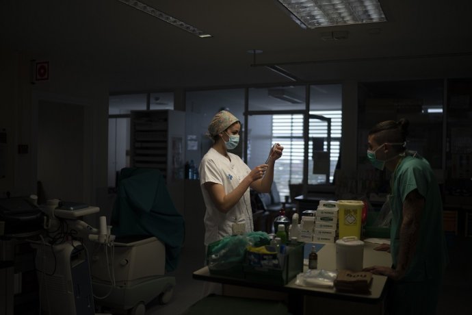 Zdravotná sestra pripravuje lieky pre pacienta s COVID-19. Ilustračné foto - TASR/AP