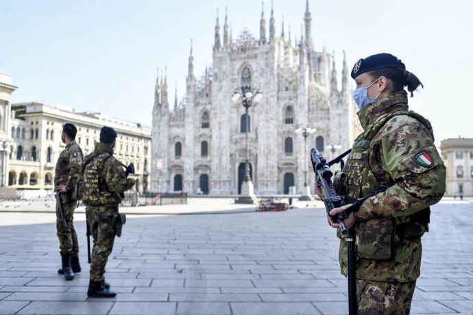 Armáda stráži námestie pri katedrále Duomo v Miláne. Foto – TASR/AP; LaPresse, Claudio Furlan