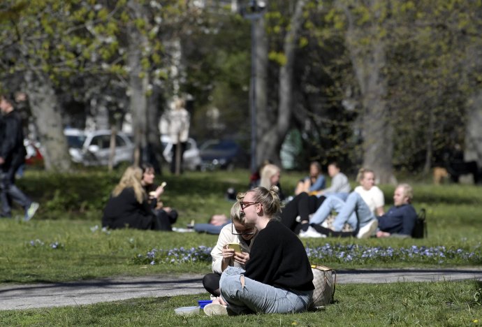 Ľudia obedujú v parku Humlegarden v Štokholme. Foto - TASR/AP
