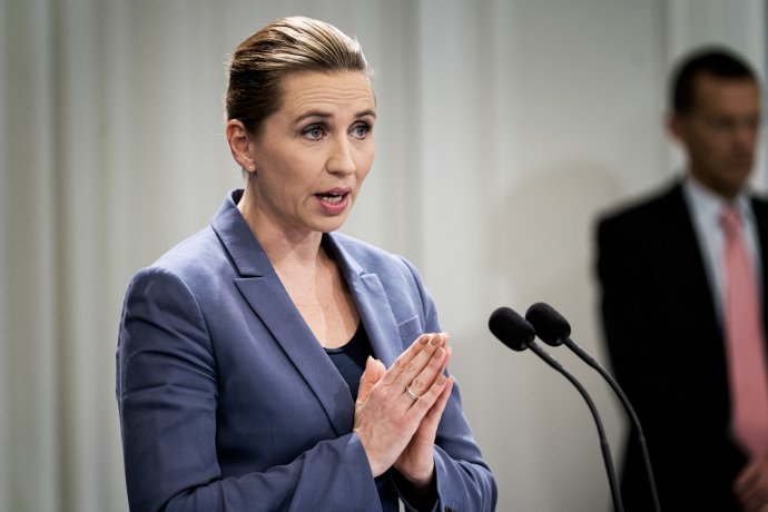 Dánska premiérka Mette Frederiksenová hovorí, že krajina epidémiu zvláda. Foto - TASR/AP