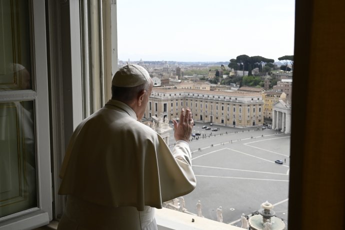 Pápež František požehnáva z okna Apoštolského paláca po modlitbe. Foto - TASR/AP