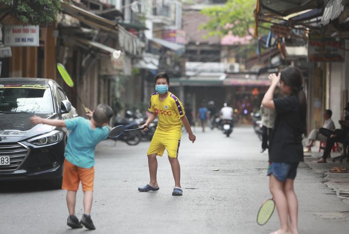 Deti hrajú počas pandémie koronavírusu bedminton na ulici v Hanoji. Foto – TASR/AP