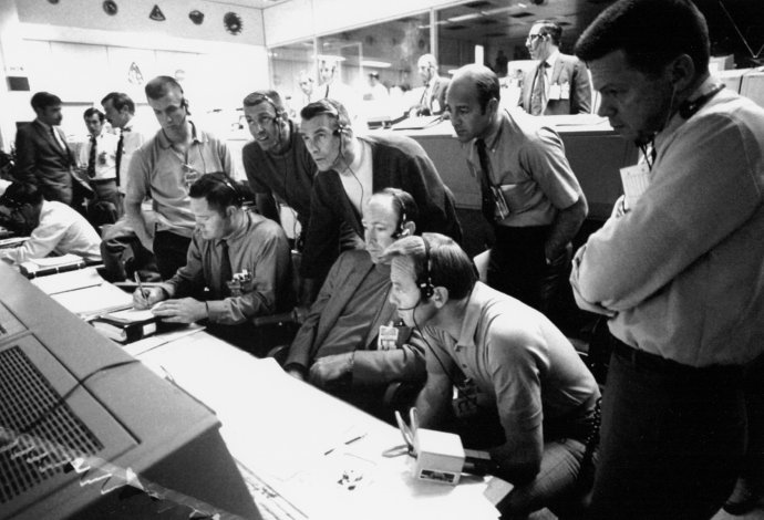 Na snímke zo 14. apríla 1970 v Houstone astronauti a letoví kontrolóri monitorujú situáciu v stredisku riadenia pilotovaných vesmírnych letov počas letu Apollo 13. Foto – NASA