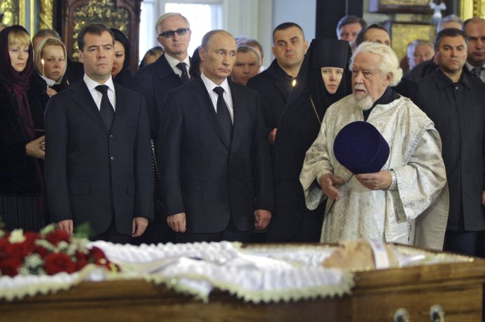 Ruský prezident Medvedev a premiér Vladimir Putin na pohrebe bývalého ruského premiéra Viktora Černomyrdina v novembri 2010. Černomyrdin viedol Rusko ako premiér v rokoch 1992-1998, počas chaotického obdobia, ktoré nasledovalo po páde Sovietskeho zväzu. FOTO TASR/AP
