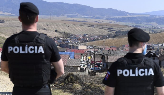 Osada v Krompachoch je pod dohľadom polície. Foto – TASR