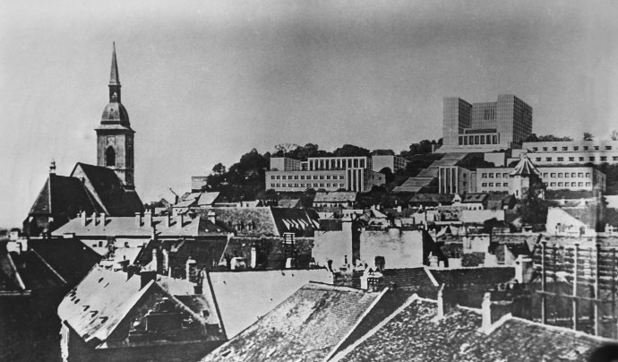 Ocenený návrh zo súťaže na univerzitné mesto v Bratislave. Dobová fotografia so zakresleným návrhom centrálnej budovy. Autori: Ernesto a Attilio La Padula. Foto - L'Archivio Lapadula, Rím