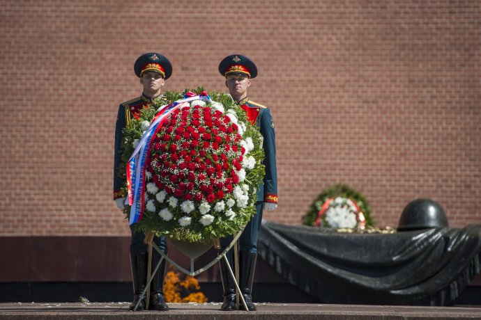 Čestná stráž pri pomníku neznámeho vojaka v Moskve. Foto - TASR