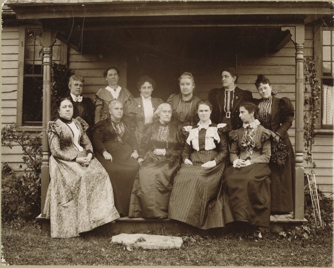 Na archívnej fotografii sú predstaviteľky amerického hnutia za práva žien z roku 1896. V strede sedí ich vtedajšia líderka Susan B. Anthonyová. Foto - Flickr