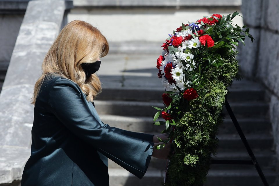 Prezidentka Zuzana Čaputová na Vojenskom cintoríne v Liptovskom Mikuláši. Foto - kancelária prezidentky
