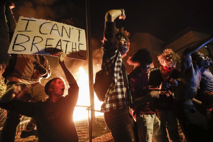 „Nemôžem dýchať“ bol jeden zo sloganov demonštrantov proti rasovej nerovnosti a policajnému násiliu. Foto - TASR/AP
