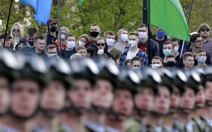 Koronavírus neodradil Minsk od organizovania osláv 9. mája. EÚ ani WHO z toho nadšené neboli. Foto - TASR/AP