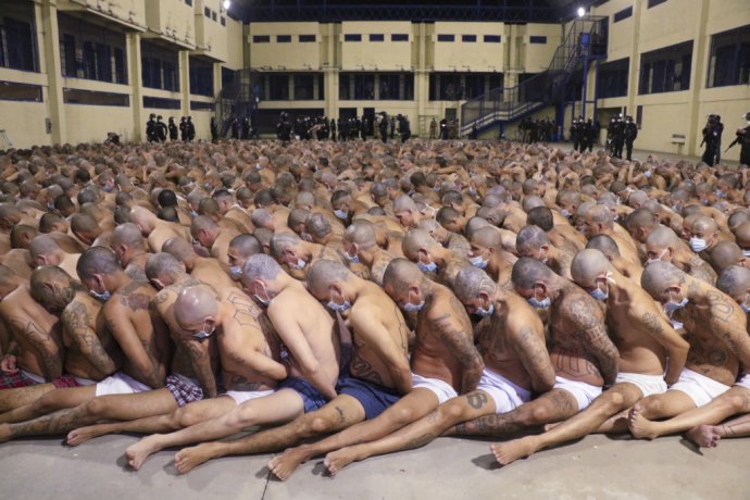 Salvádorskí väzni počas bezpečnostnej akcie, ktorú nariadil prezident. Foto - TASR