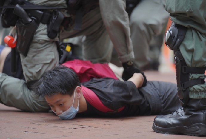 Na nepovolenom proteste proti bezpečnostnej legislatíve, ktorá obchádza demokratické inštitúcie v Hongkongu. Foto - TASR/AP