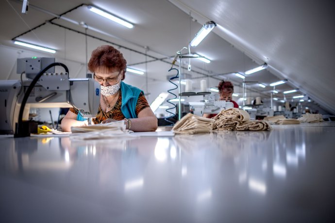 Za minimálnu mzdu často pracujú ľudia v textilnom a odevnom priemysle. Ilustračné foto N - Tomáš Benedikovič