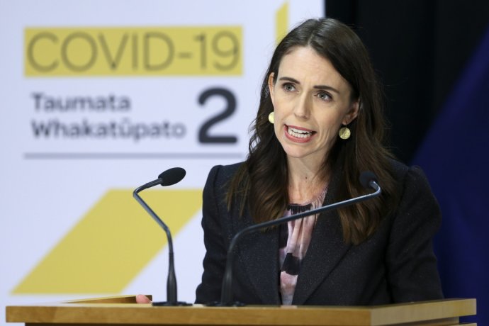Jacinda Ardernová sa nevyhýba otázkam novinárov. Foto - TASR