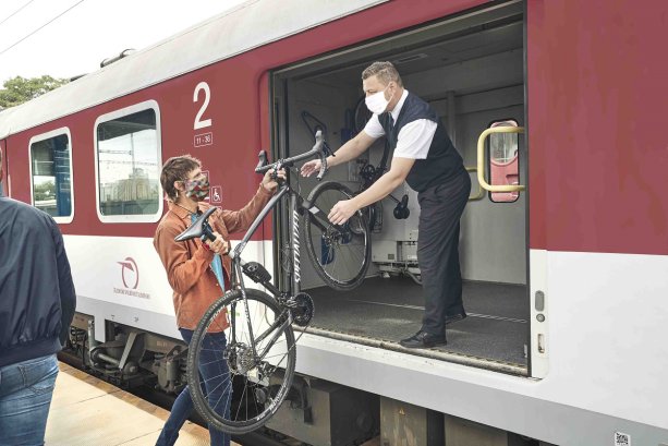 Cyklistom sú vo vlakoch ZSSK k dispozícii aj pojazdné úschovne bicyklov a batožín