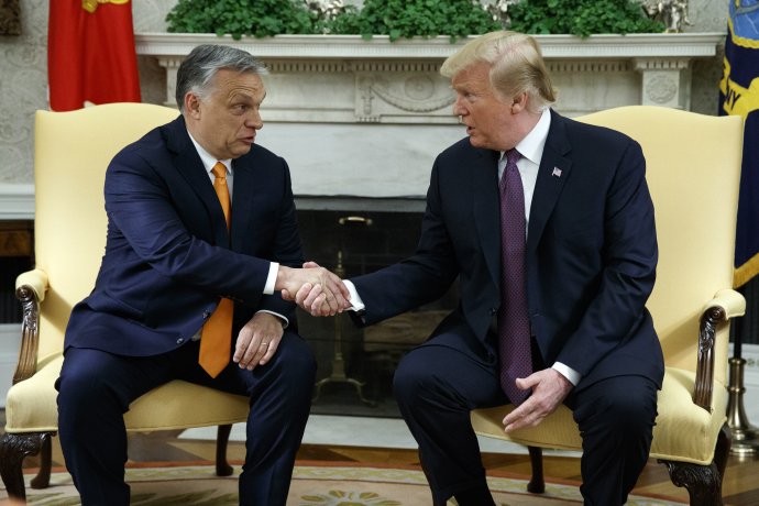 Viktor Orbán a Donald Trump v roku 2019 v Bielom dome. Foto – TASR/AP