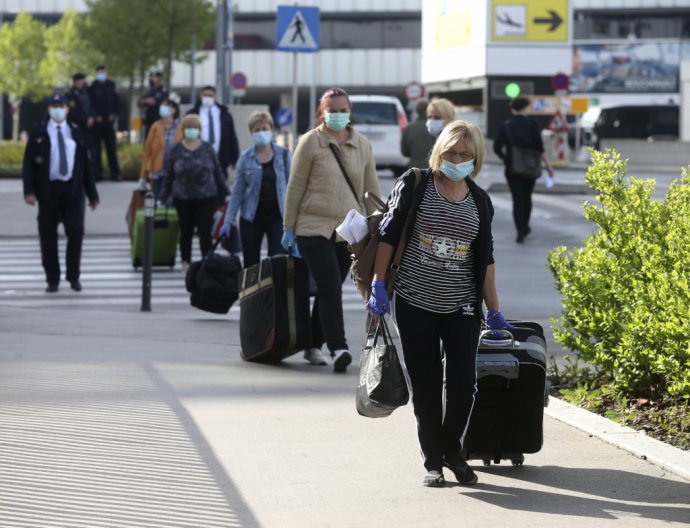 Rumunské opatrovateľky na viedenskom letisku. Foto - TASR/AP