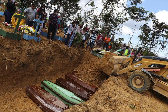 Obete tu pochovávali aj do masových hrobov buldozérmi. Foto - TASR/AP
