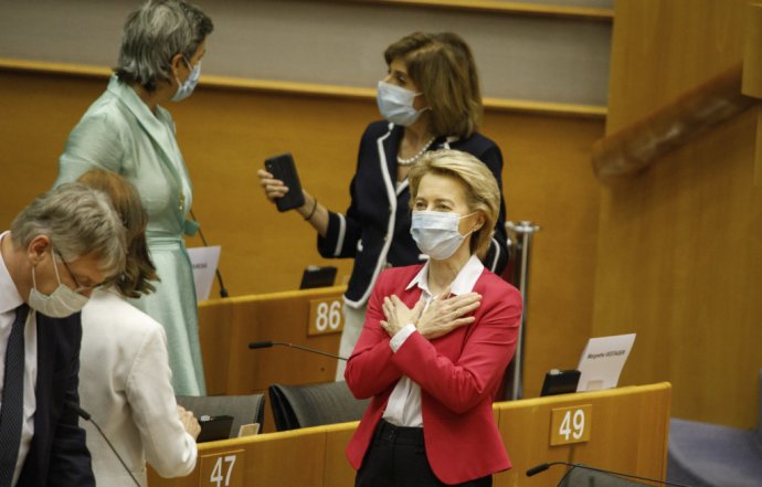 Šéfka Európskej komisie Ursula von der Leyenová predstavila ďalśie odporúčania pre boj s pandémiou. Archívne foto - TASR/AP