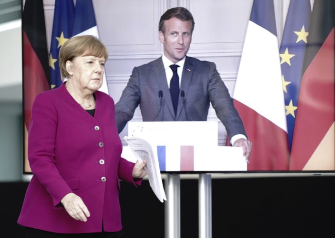 Spoločná konferencia Merkelovej a Macrona cez telemost. Nemecká kancelárka sa podľa komentátorov otočila smerom k Európe. Foto - TASR/AP