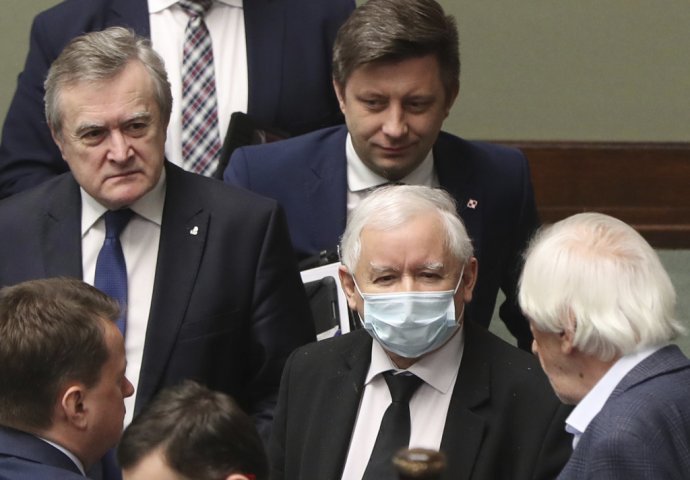Líder PiS Jarosław Kaczyński a poslanci jeho strany. Foto - TASR/AP