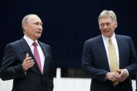 Prezident Vladimir Putin (vľavo) a hovorca Kremľa Dmitrij Peskov. Foto - TASR/AP