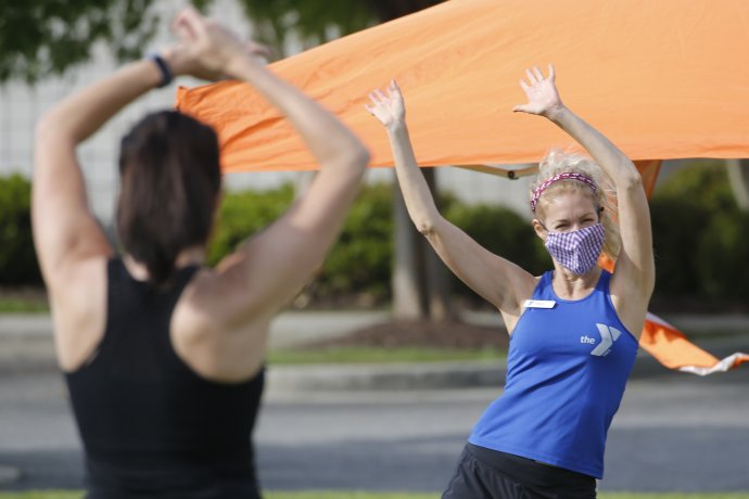Zumba, ktorá nemusí byť až taká nebezpečná - vonku a s rúškom. Foto - TASR/AP