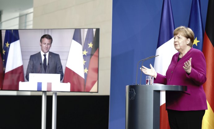 Nemecká kancelárka Angela Merkelová a francúzsky prezident Emmanuel Macron. Foto - TASR/AP/DPA