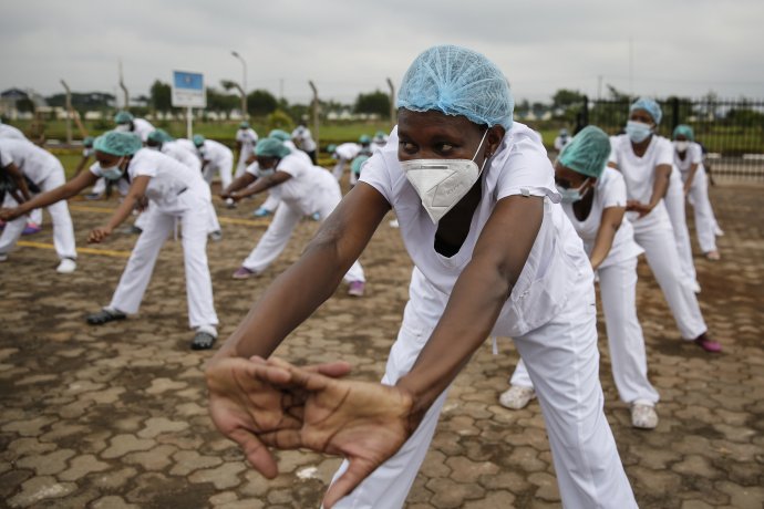 Zdravotné sestry, ktoré sa starajú o pacientov s ochorením COVID-19, tancujú zumbu na parkovisku pred nemocnicou v Nairobi. Tanec im pomáha odbúrať stres. Foto - TASR/AP