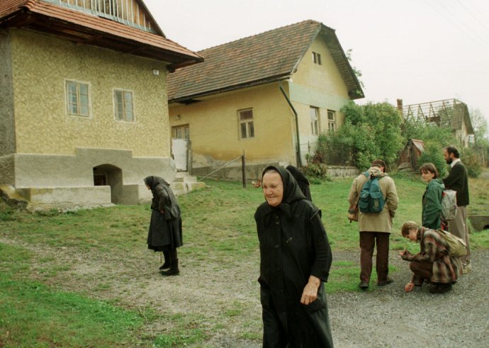 Rok 1999, keď sa veľká časť miestnych zo Slatinky odsťahovala. Foto - TASR