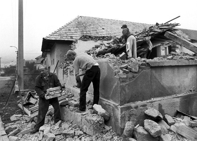Z búrania v Slatinke v roku 1999. Foto - Ján Krošlák