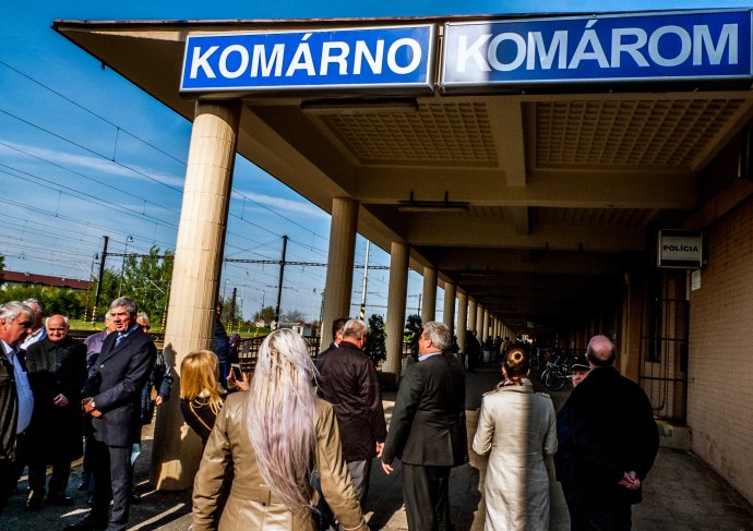 Kétnyelvű tábla a komáromi vasútállomáson. Fotó - TASR