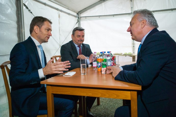 Predseda vlády Igor Matovič s maďarským vicepremiérom Zsoltom Semjénom (vpravo). Uprostred sedí podpredseda Trnavského samosprávneho kraja József Berényi z SMK. Foto – TASR/Ladislav Vallach