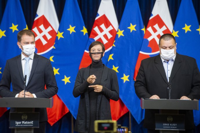 Igor Matovič (vľavo) a hlavný hygienik Ján Mikas (vpravo). Foto - tasr