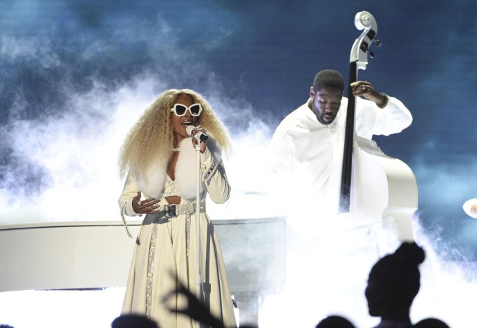 Mary J. Blige vystupuje po prevzatí Ceny za celoživotné dielo na BET Awards. Foto - TASR/AP