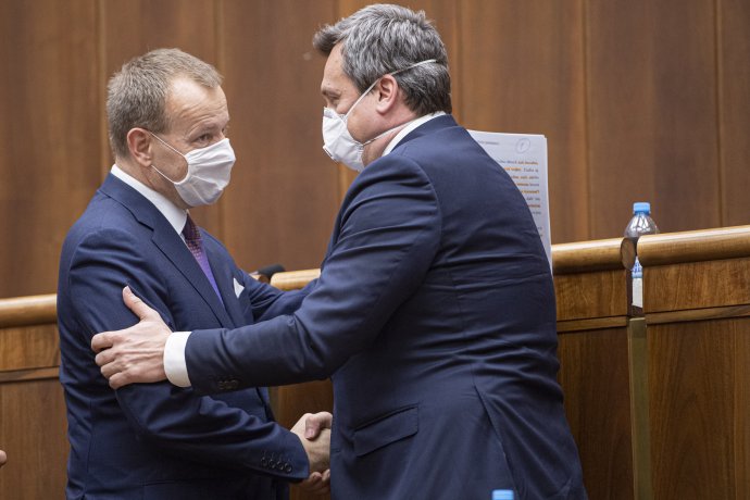 Andrej Danko takto v roku 2020 odovzdával vedenie Národnej rady Borisovi Kollárovi. Foto – TASR