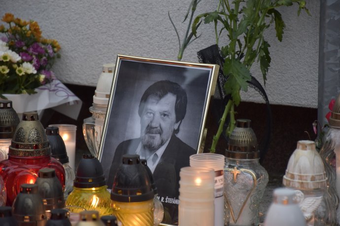 Pri útoku vo Vrútkach zomrel zástupca riaditeľky Jaroslav Budz, ktorý ju bránil pred 22-ročným útočníkom. Toho polícia zastrelila. Foto - TASR