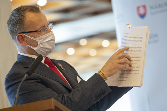 Boris Kollár ukazuje novinárom výsledok z antiplagiátorskej kontroly svojej diplomovky. Aj jeho prípad ukázal, že kontrola je deravá. Foto - TASR