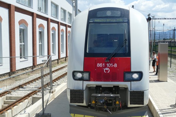 Nová dvojčlánková dieselmotorová jednotka od ŽOS Vrútky. Foto - TASR
