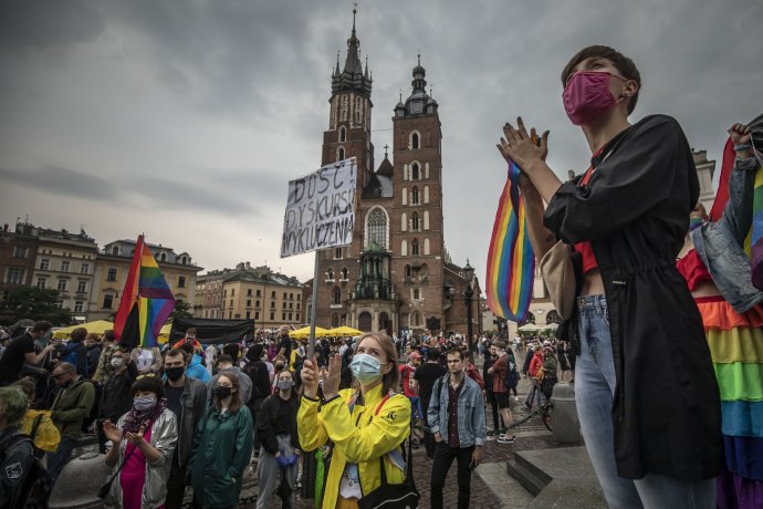 Protest LGBT na krakovskom Hlavnom námestí. Foto - Gabriel Kuchta, Deník N