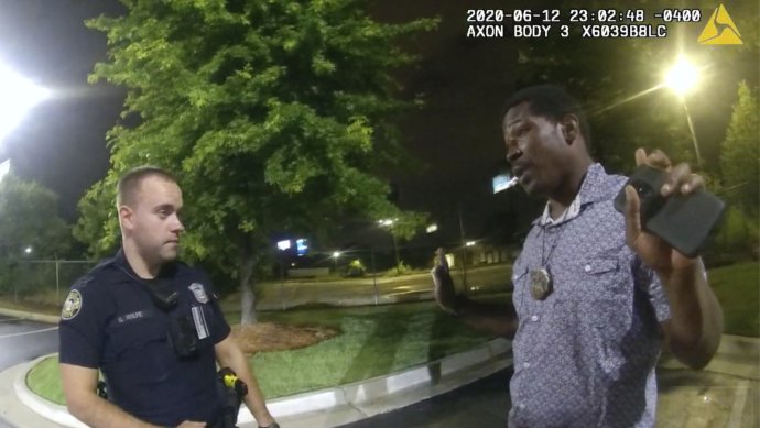 Snímka z kamery na tele jedného z policajtov ukazuje, ako Brooks (vľavo) komunikuje s policajtom Rolfeom. Foto - TASR/AP