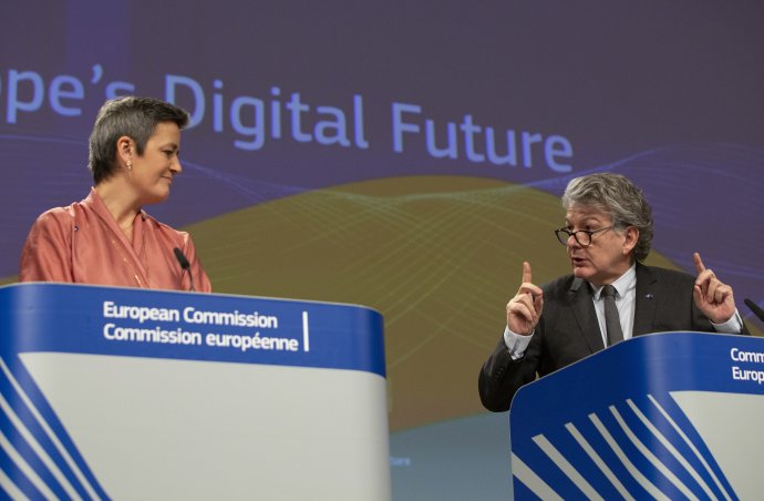 Podpredsedníčka Európskej komisie Margrethe Vestagerová a eurokomisár pre vnútorný trh Thierry Breton. Foto - TASR/AP