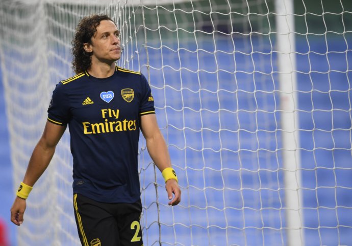 David Luiz opúšťa trávnik po červenej karte. Foto - TASR/AP