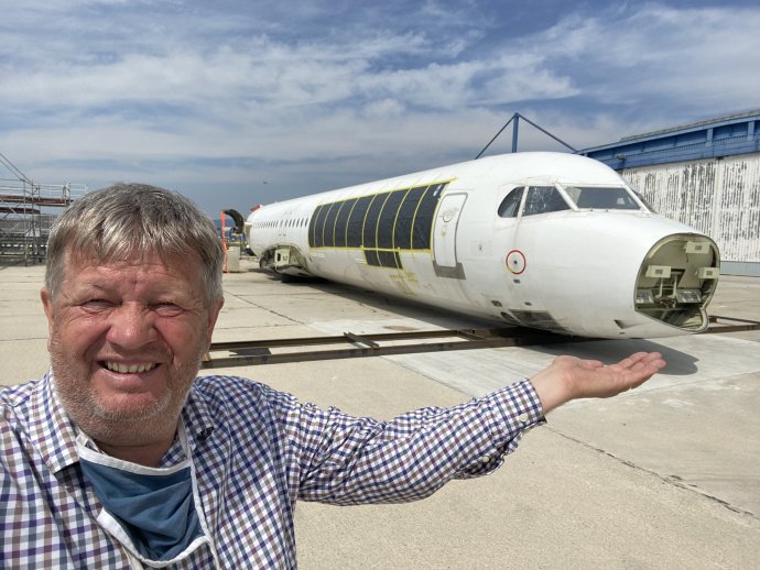 Cyril Fogaš a lietadlo Fokker 100. Foto – archív C. F.