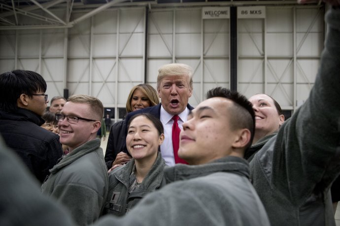 Trump počas návštevy amerických vojakov v Nemecku. Foto - TASR/AP