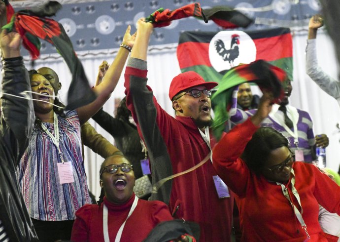 Chakwerovi priaznivci oslavujú volebné víťazstvo. Foto - TASR/AP