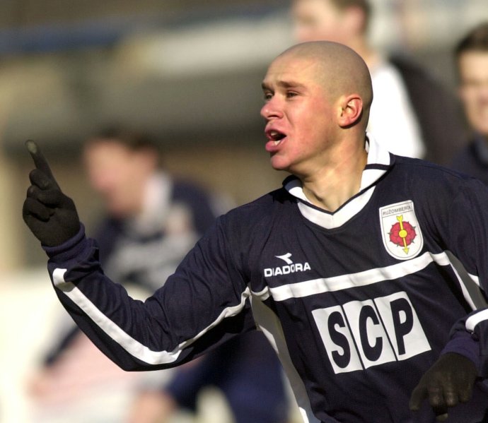 Marián Kurty oslavuje gól v slovenskej lige v roku 2003. Foto - archív TASR