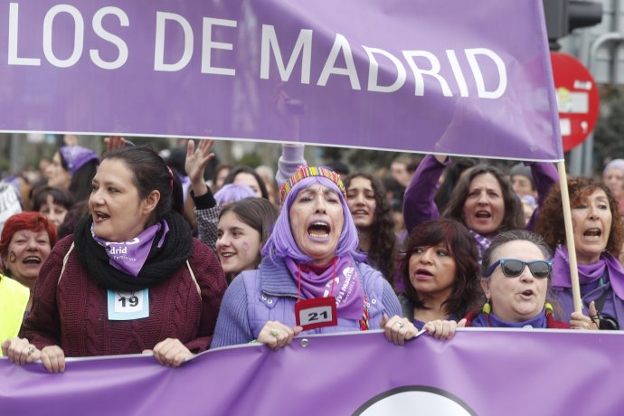 Madridský pochod k Medzinárodnému dňu žien, ktorý strana Vox označuje za príčinu šírenia Covid-19. Foto - TASR/AP